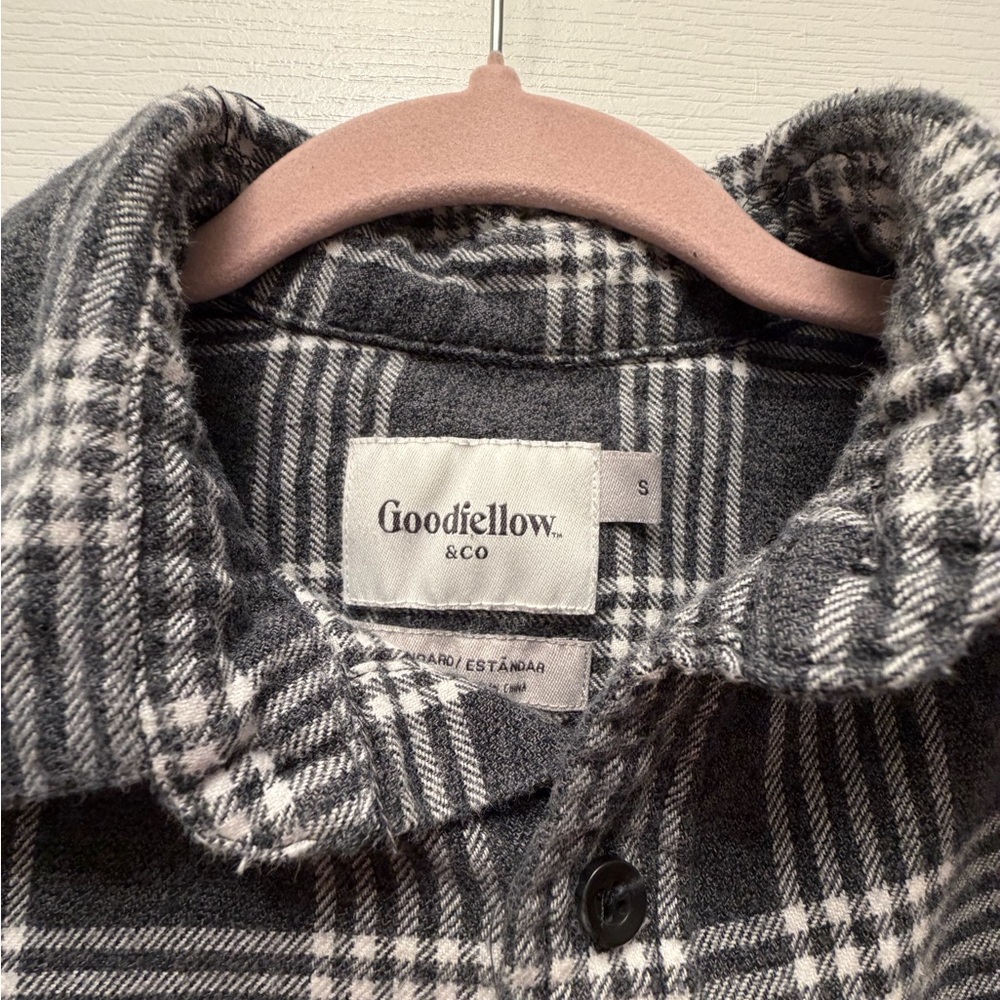 Set of 2 Men’s Button Down Shirts: Old Navy & Goodfellow - S - Picture 6 of 8